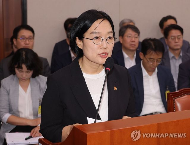 산자위 전체회의 참석한 한성숙 장관