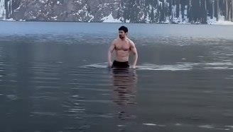 카자흐스탄 호수에 들어간 두로프 