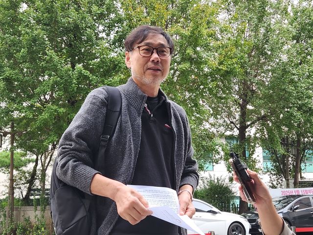 취재진과 인터뷰하는 김순환 서민위 사무총장