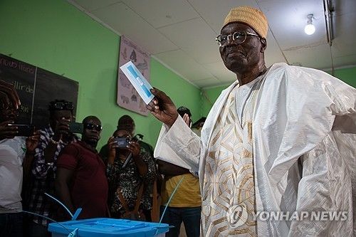 카메룬 대선 승리 주장한 야당 후보 이사 치로마 바카리 전 장관