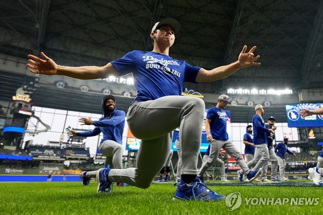 1차전에 앞서 몸을 푸는 다저스 김혜성