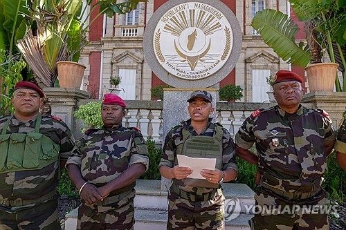 정권 장악 선언하는 마다가스카르 캡사트 부대 마이클 랜드리아니리나 대령