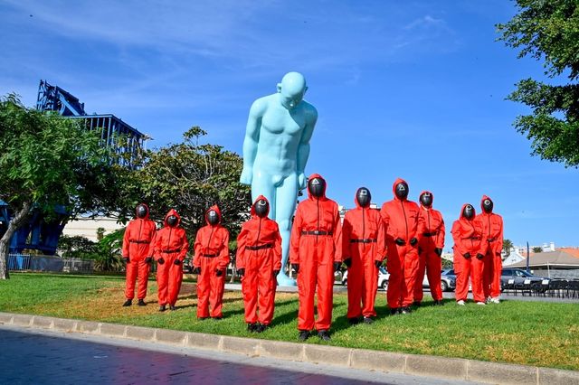 '그리팅맨' 제막식에 등장한 '오징어게임'