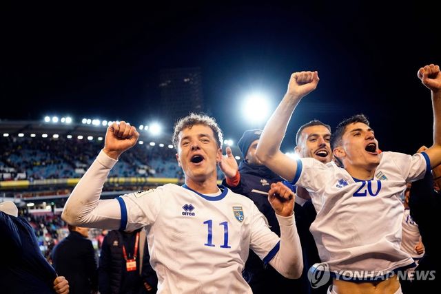 스웨덴과의 경기에서 승리 후 환호하는 코소보의 피스니크 아슬라니(11번).