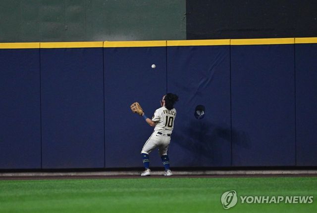 4회말 다저스 공격에서 화제가 된 중견수 쪽 병살타 장면. 