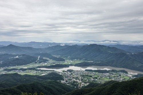 모악산 정상에서 바라본 구이저수지와 산줄기[사진/백승렬 기자]