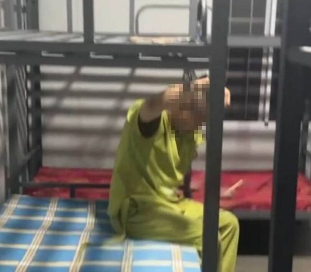 동남아의 한 범죄단지 내부 모습. 수갑이 채워진 남성의 손이 철제 침대에 묶여 있다.[독자 제공]