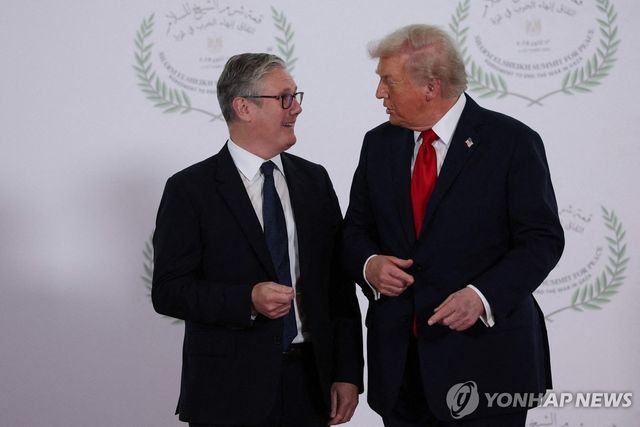 13일(현지시간) 이집트에서 열린 가자 정상회의에서 기념촬영에 앞서 대화하는 미·영 정상