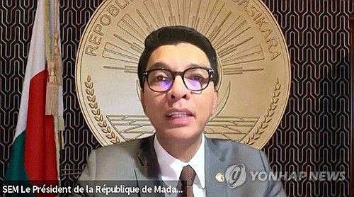 페이스북으로 대국민 연설하는 마다가스카르 대통령