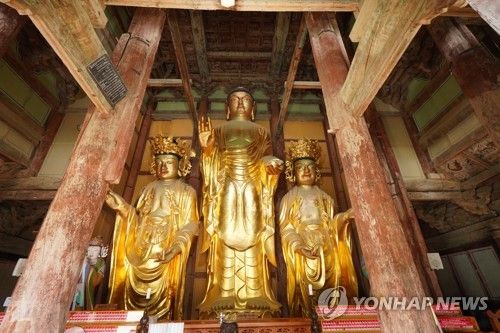 미륵전 내부 미륵불과 협시보살[사진/백승렬 기자]