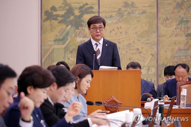 국정감사서 발언하는 최휘영 문체부 장관