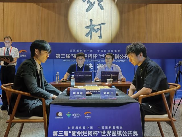 신진서(왼쪽) 9단이 란커배 결승 2국에서 당이페이 9단에게 승리했다.