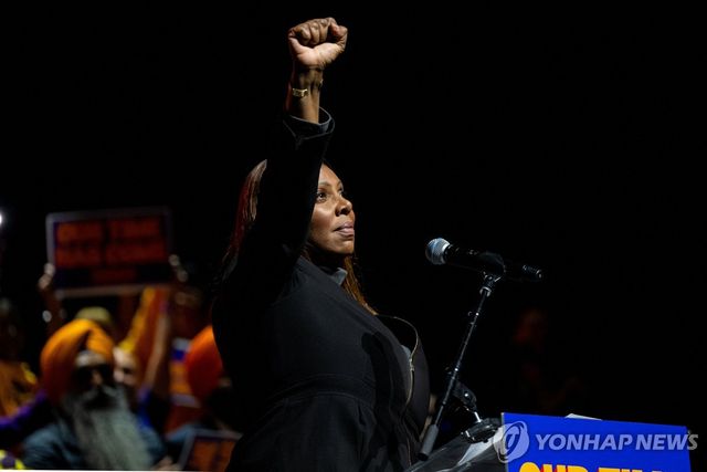 13일 조란 맘다니 미국 뉴욕시장 민주당 후보 유세장서 연설하는 레티샤 제임스