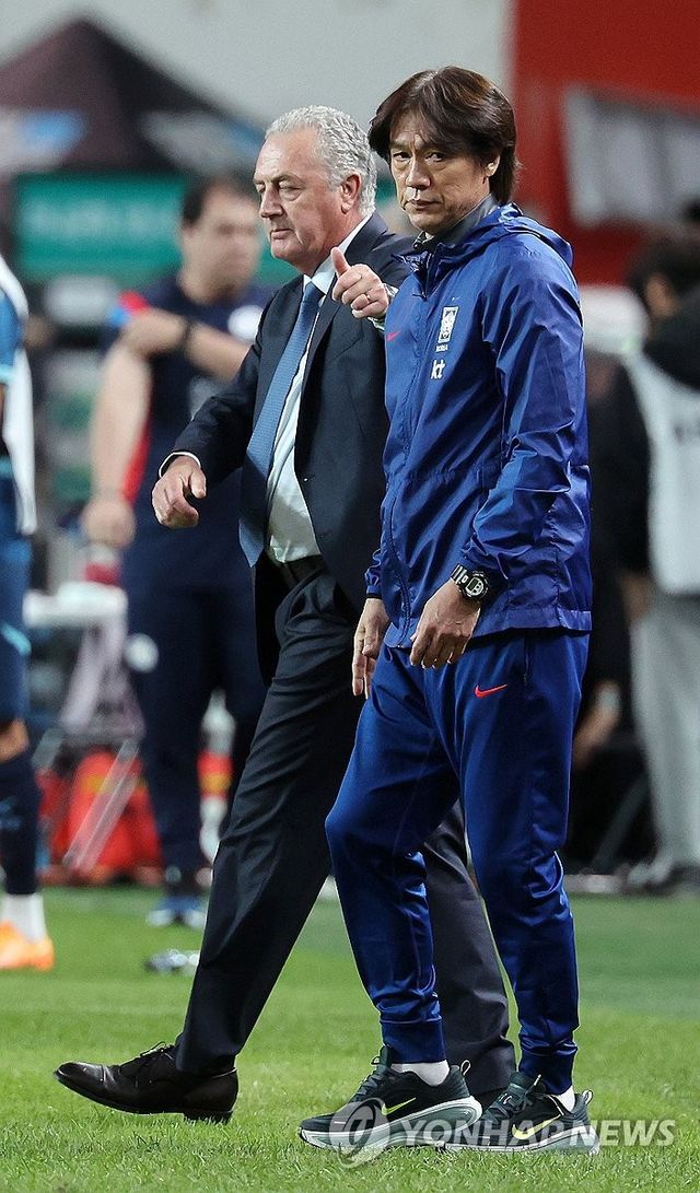 홍명보호 향해 엄지 들어보이는 파라과이 감독