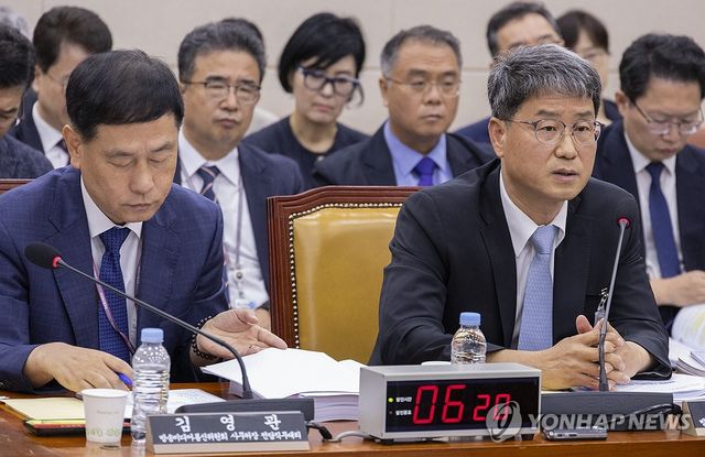 의원 질의에 답하는 반상권 방미통위 위원장 직무대행