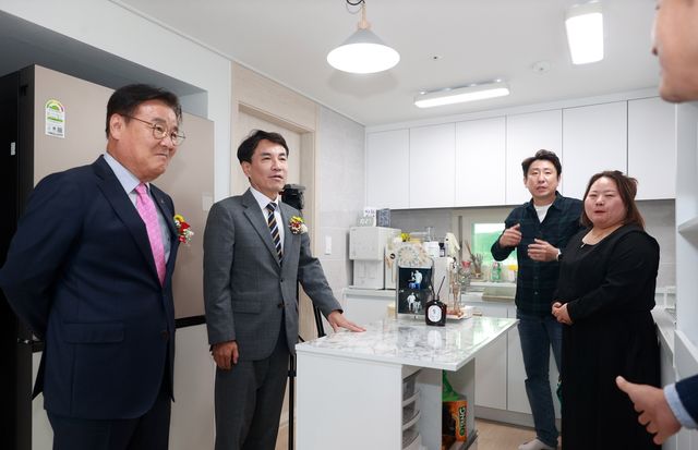 임대주택 살펴보는 김진태 도지사와 최명서 영월군수(왼쪽 첫 번째) 