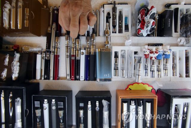 2014년 9월 14일 오후 서울 강남의 한 전자담배 매장에서 매장 직원이 상품을 정리하는 모습[연합뉴스 자료사진]