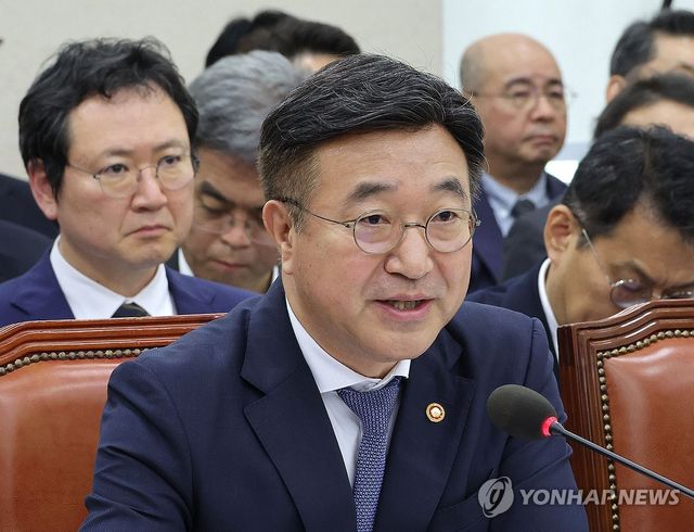 의원 질의 답변하는 윤호중 행안부 장관