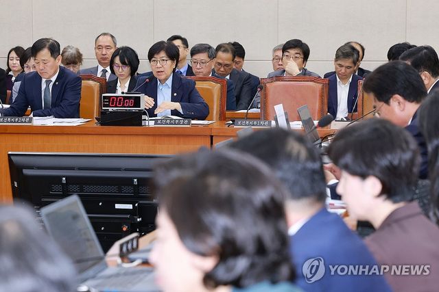 질의에 답하는 정은경 보건복지부 장관