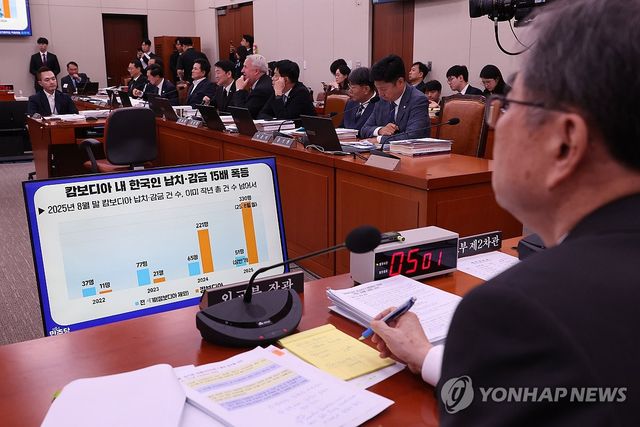 캄보디아 내 한국인 납치ㆍ감금 폭등 관련 질문받는 조현 장관