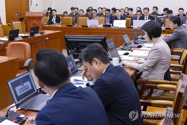 의원 질의에 답하는 구윤철 부총리