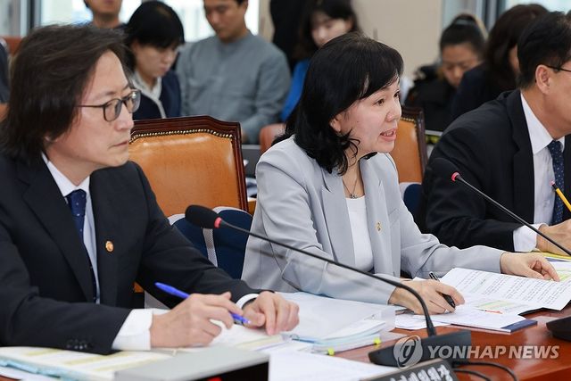 질의에 답하는 송경희 개인정보보호위원장