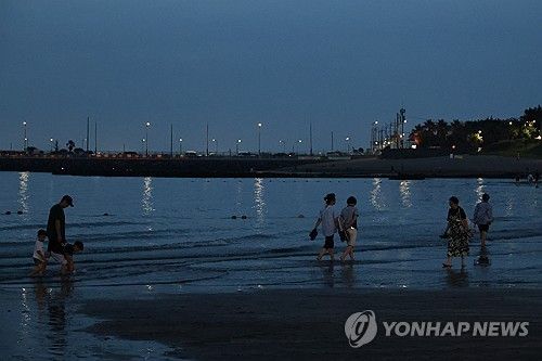 열대야에 제주 이호테우 해수욕장 찾은 시민들