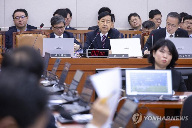 의원 질의에 답하는 구윤철 부총리