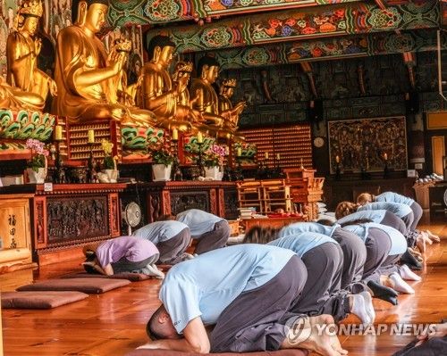 108배 하는 외국인 템플스테이 참가자들[사진/백승렬 기자]