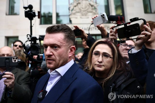 웨스트민스터 치안법원에 출석하는 토미 로빈슨의 모습