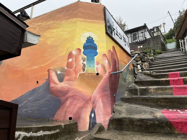 동해 등대오름길 벽화 새 단장