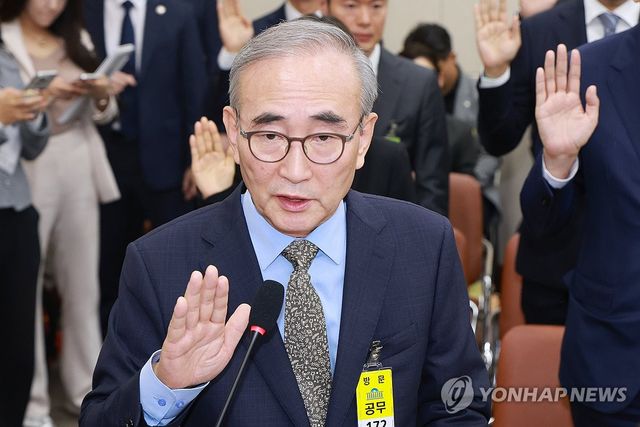 증인 선서하는 김영섭 KT 대표이사