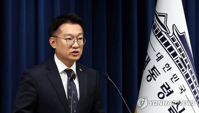 브리핑 하는 김남준 대변인