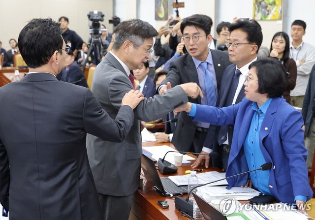 과방위 국감, 설전 벌이는 여야 의원들
