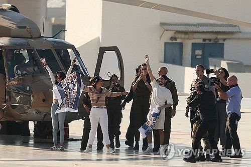 돌아온 인질 장가우커와 기뻐하는 가족