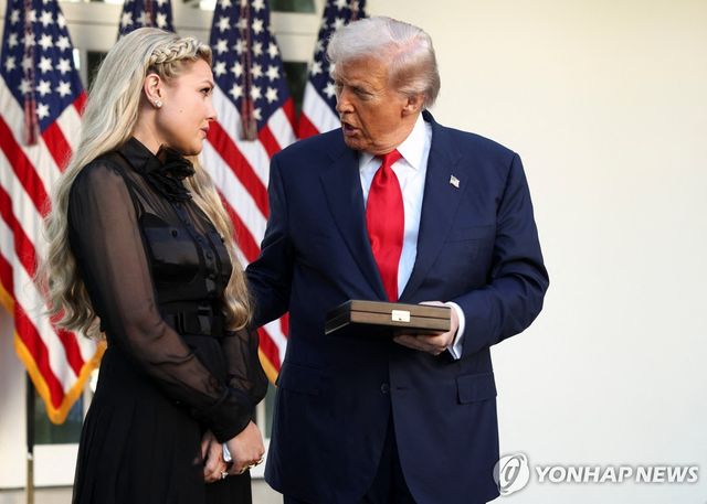 커크 아내와 대화하는 트럼프 미국 대통령