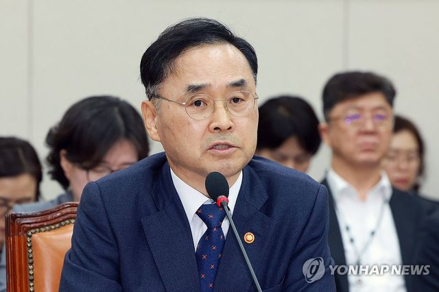 질의에 답하는 차정인 국가교육위원장