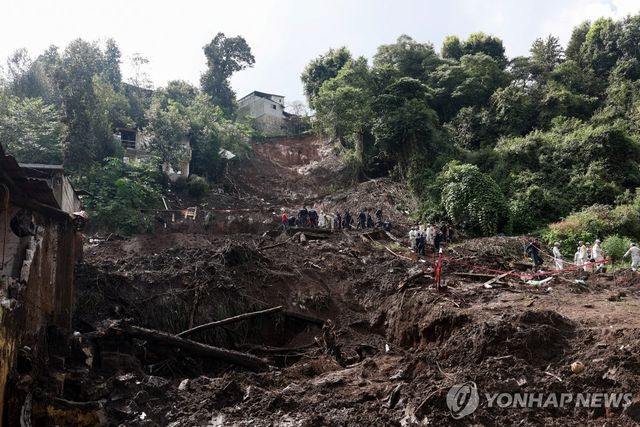 14일(현지시간) 멕시코 산사태 지역에서 실종자 수색