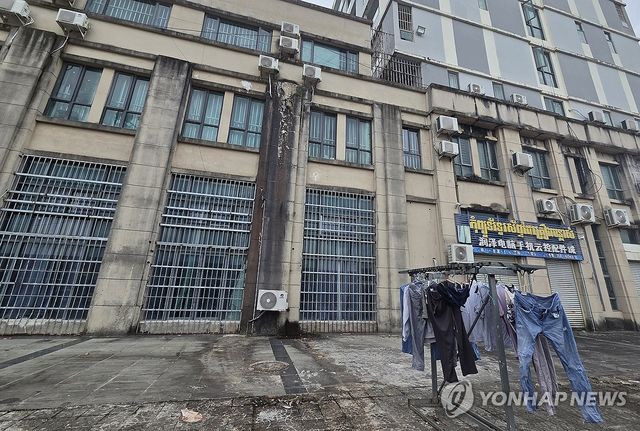 쇠창살로 막은 1층 유리문