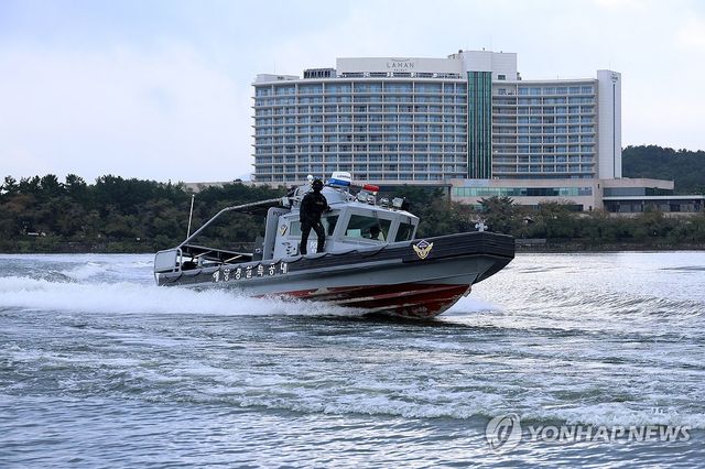 APEC 정상회의 만찬장 앞 해경 기동정