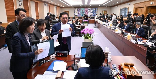 법사위 국감서 항의하는 국민의힘 의원들