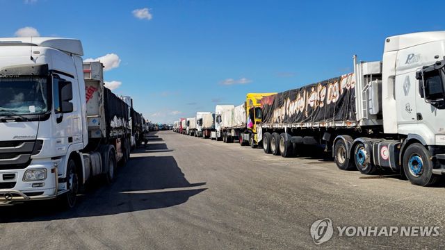 14일(현지시간) 구호물품을 싣고 가자지구로 들어가기 위해 라파 검문소에 대기 중인 트럭들