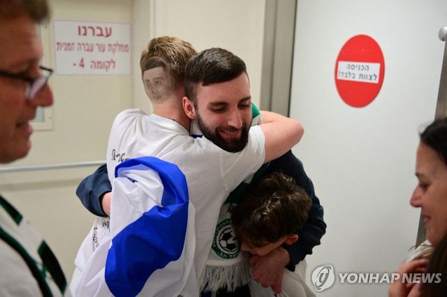 13일(현지시간) 석방된 이스라엘 인질 마탄 앙그레스트가 가족과 재회의 정을 나누고 있다. 