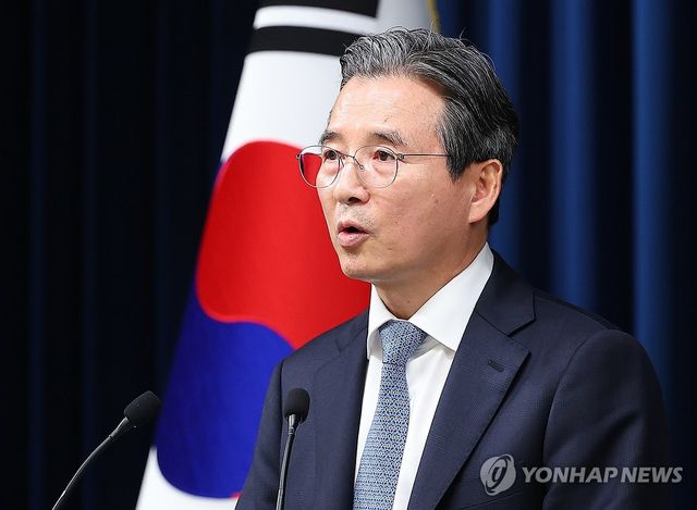 브리핑하는 김용범 정책실장