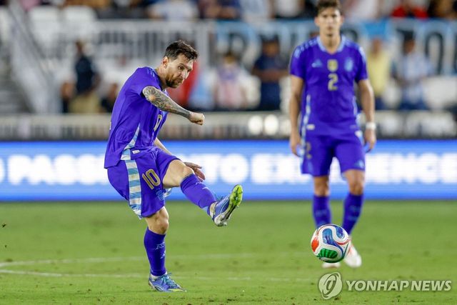 슈팅을 시도하는 리오넬 메시