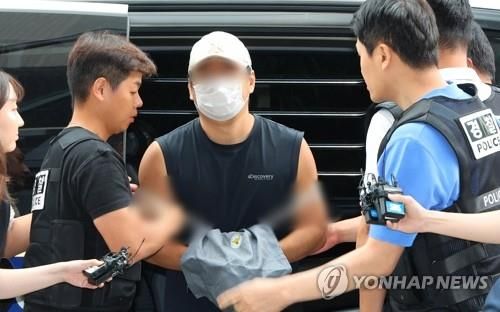 지난 7월 부모·형 살해한 30대 구속심사 출석