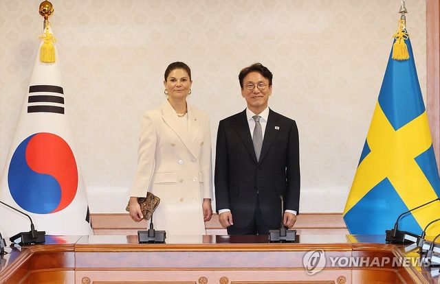 김민석 총리, 빅토리아 스웨덴 왕세녀와 기념촬영