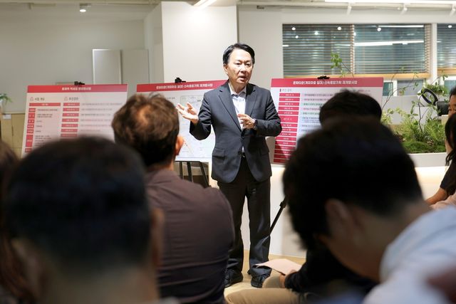 유진상가에서 정비사업 현황 브리핑하는 이성헌 서대문구청장