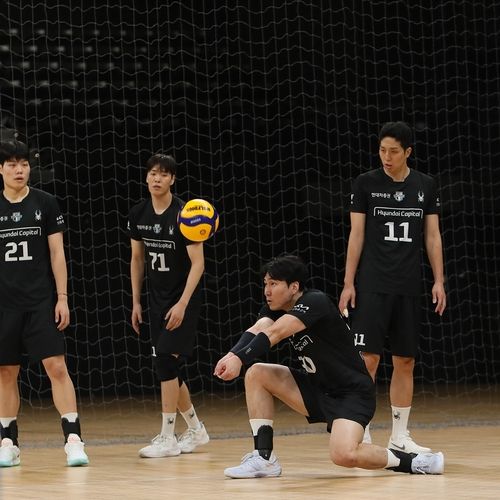 일본 전지훈련 중 수비 훈련하는 신호진(중앙)