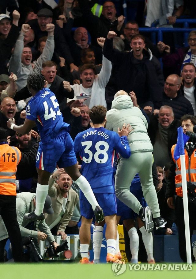 선수들과 세리머니 하는 마레스카 첼시 감독. 